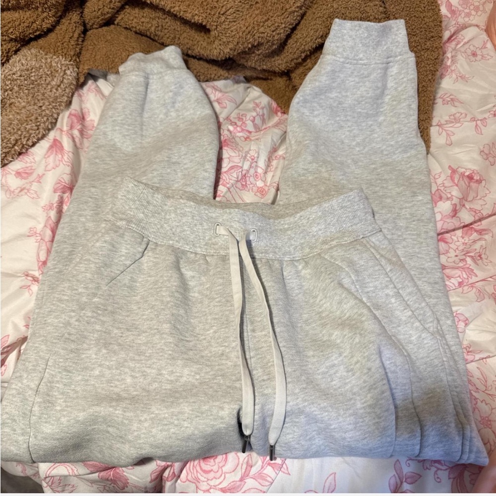 lululemon scuba sweats size 2 NOT FOR TALL PPL- too short on me